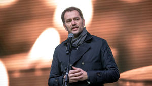 Igor Matovic, ledare för det pro-europeiska antikorruptionspartiet Olano talar på en manifestation till minnet av den mördade journalisten Ján Kuciak. Igor Matovic, ledare för det pro-europeiska antikorruptionspartiet Olano talar på en manifestation till minnet av den mördade journalisten Ján Kuciak.