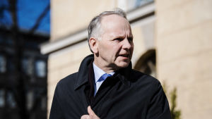Jordbruksminister Jari Leppä (C) säger att man nu är en erfarenhet rikare i fråga om behovet av säsongsarbetare. Kuvassa on Jari Leppä.