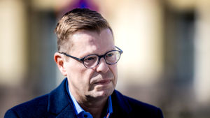 Det är problematiskt att sitta på två stolar samtidigt, säger professor Kimmo Grönlund. En man med glasögon