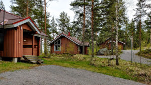 Bryggprojektet ska locka fler kunder till semesterbyn. Några bruna trädstugor.