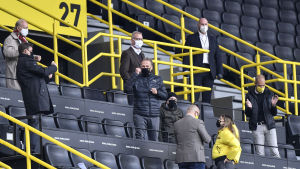 Borussia Dortmunds vd Hans-Joachim Watzke (i mitten) firar på läktarplats segern mot Schalke 04 tillsammans med klubbens styrelsemedlemmar. Borussia Dortmunds vd Hans-Joachim Watzke (i mitten) firar på läktarplats segern mot Schalke 04 tillsammans med klubbens styrelsemedlemmar.