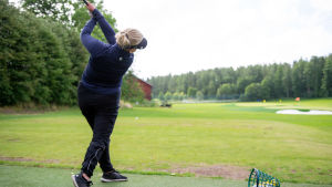 Liv Lemström drömmer om ett liv som golfproffs. En golfspelare har just slagit iväg bollen.