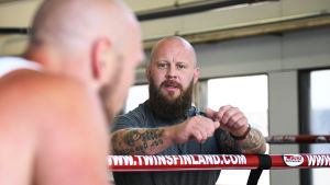Lindströms ord gav Helenius en extra boost då han gick in i ringen mot Kownacki. Robert Helenius tränare Johan Lindström ger sin adept råd.