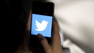 Många av uthängningarna sker på sociala medier. Twitterin logo puhelimen näytöllä.