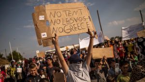 Tusentals asylsökande kräver att få lämna Lesbos. Flyktingar och migranter från det nedbrunna Moria-lägret demonstrerade på fredagen mot planerna på ett nytt läger. Nej till tält, Lesbos och Grekland, står det på ett av plakaten.