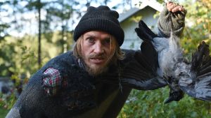 Vid flera tillfällen under serien kommer Leia och Uno i kontakt med den mystiske sopsäcksmannen (Robert Ingman). Skådespelare håller upp död kråka.