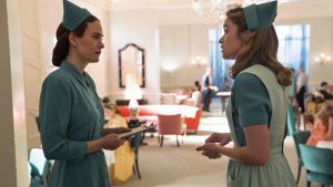 Sarah Paulson som Mildred Ratched och Alice Englert som sjuksköterskan Dolly. På bilden syns skådespelarna Sarah Paulson och Alice Englert iklädda sjuksköterskeuniformer från 1950-talet. De står och tittar på varandra och i bakgrunden syns en pampig salong.
