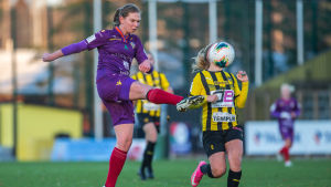 Emelie Johanssons lobb fick en perfekt bollbana. Emelie Johansson lobbar.
