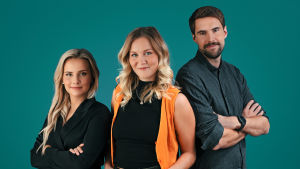Fanny, Märta och Oliver. Trion som underhåller dig varje vardagsmorgon. Två kvinnor och en man står framför en turkos vägg.