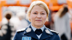 Polisdirektör Sanna Heikinheimo uppmanar finländarna att fira lugnt denna självständighetsdag. Polisdirektör Sanna Heikinheimo i Helsingfors 31.8.2019. Hon ler och tittar in i kameran.