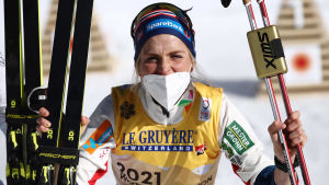 Therese Johaug vann med nästan en minut i tisdagens VM-lopp. Therese Johaug jublar efter VM-guld.