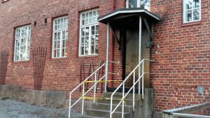 Dörren till Norrgårds eldhärjades natten till söndag. Dörren till Norrgårds konstklinik.