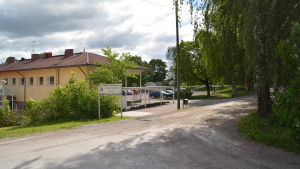Kyrkfjärdens skola behöver en ny trafiklösning . Vid Kyrkfjärdens skola i Ingå borde trafiken göras säkrare.
