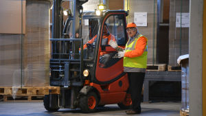 Fabrikschefen Håkan Blomqvist hoppas att industrin och näringslivet i Syd-Österbotten ska våga växa. Fabrikschef Håkan Blomqvist står och pratar med en anställd i en truck i Stora Ensos lager intill fabriken i Tjöck, Kristinestad.