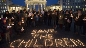 Rädda Barnen hedrade den här veckan barnoffren i det över fem år långa kriget bl.a i Ber in( id Brandenburger tor på bilden) Aleppo, New York och Toronto Rädda Barnen hedrade den här veckan barnoffren i det över fem år långa kriget bl.a i Ber in( id Brandenburger tor på bilden) Aleppo, New York och Toronto