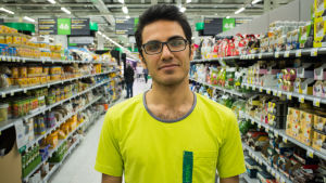 Abbas Toof, 29 år från Iran. Abbas Toof, asylsökande praktikant vid Prisma i Kyrkslätt.