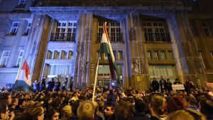 I april i fjol förekom stora demonstrationer mot försöken att stänga CEU. Demonstranter i Budapest 9.4.2017