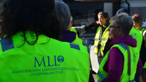 Gul reflexväst med texten: Mannerheimin Lastensjuojeluliiton Uudenmaan piiri.