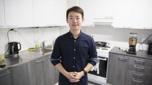 Di Tang är mycket nöjd med resultatet av renoveringen. Opiskelija remontoidussa keittiössään.
