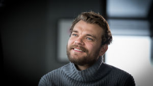 Bra på både danska och engelska är Pilou Asbaek. Tanskalainen näyttelijä Pilou Asbæk (Vallan linnake, Game of Thrones), Ravintola Tornin näköalakabinetti, Hki, 21.9.2017.