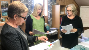 Ann Grunér-Jansson, föreståndare för Österkulla daghem, Michaela Tuominen-Gällros, barnomsorgschef i Jomala och Giséla Linde, projektledare vid Ålands natur och miljö. Ann Grunér-Jansson, föreståndare för Österkulla daghem, Michaela Tuominen-Gällros, barnomsorgschef i Jomala och Giséla Linde, projektledare vid Ålands natur och miljö.