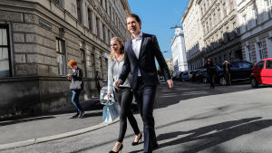 Sebastian Kurz på väg till vallokalen med med flickvännen Susanne Thier. Sebastian Kurz och Susanne Thier.