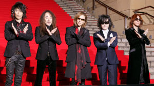 XC Japan idag Japanska bandet X Japan på röda mattan gör X tecknet med händerna