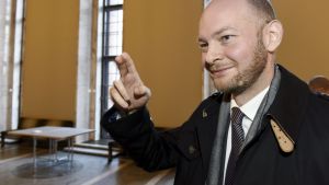 Sampo Terho är en av dem som vill slopa den obligatoriska skolsvenskan i Helsingfors. Sampo Terho i riksdagen 17.11.2017