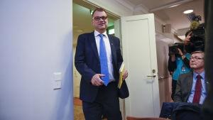 En nöjd Sipilä meddelar att regeringskrisen är "inställd". Statsminister Juha Sipilä gör entre vid presskonferens