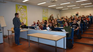 Jaakko Korpela föreläser om insektodling. Livias kurs för insektodlare i Tuorla.