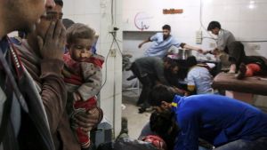 Skadade får vård efter bombningar i östra Ghouta i Syrien 