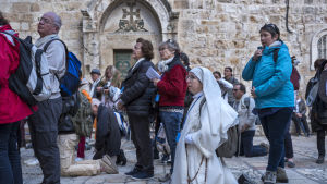 Kyrkobesökare samlades för böner på gården utanför Heliga gravens kyrka då den var stängd. Kyrkobesökare samlades för böner på gården utanför Heliga gravens kyrka då den var stängd