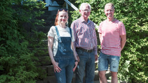 Egenlands Hannamari Hoikkala och Nicke Aldén besökte Rilax gård och Mikael Aminoff i slutet av juni 2017. Programledare Hannamari Hoikkala, godsägare Mikael Aminoff och programledare Niklas Aldén.