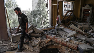 En man går omkring i ett förstört hus i Douma. Man går omkring i ett förstört hus i Douma, Syrien.