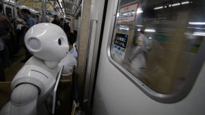 Tomomi Ota's humanoid robot Pepper i Tokyos tunnelbana den 27.06.2016. Tomomi Ota's humanoid robot Pepper i Tokyos tunnelbana den 27.06.2016.