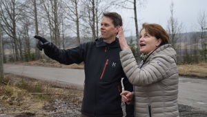 Mikael Jern och Raija Rehnberg följer fascinerat med hur det nya slakteriet tar form. Mikael Jern och Raija Rehnberg följer med monteringen av det nya slakteriet i Västankvarn.