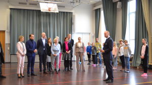 Prins Daniel välkomnades till Drumsö lågstadieskola av minister Sampo Terho som höll ett välkomsttal i skolans gymnastiksal. Sampo Terho håller tal till Prins Daniel med delegation i Drumsö lågstadieskolas gymnastiksal.