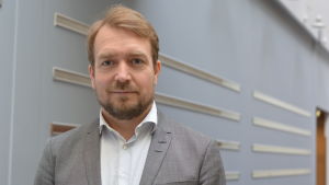 Jesper Ekelund är psykiater och verksamhetsområdesdirektör vid ÅUCS i Åbo. Han betonar att BDD är svårdiagnosticerat och att det därför också är svårt att veta exakt hur många finländare som kan tänkas lida av BDD. Jesper Ekelund