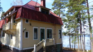 Villa Mechelin är ritad av arkitekt Harald Neovius. Stockvillan byggdes i rask takt. Den stod klar efter knappt ett halvår. En gul stockvilla med rött tak. Många vinklar, vrår och snickarglädje