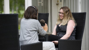 Vi träffar Josefine för en pratstund ute på verandan vid hennes och Andreas hus. Josefine Stenvall sitter och diskuterar med reportern Ann-Catrin Granroth