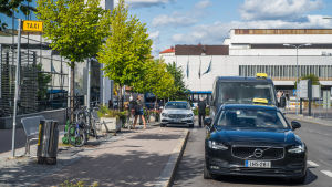Helsingin-Uudenmaan taksit köper FPA-skjutser av bland annat Lähitaksi och Taksi Helsinki. En taxibil står utanför taxistolpen vid Mejlans sjukhus i Helsingfors.