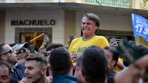 Jair Bolsonaro sekunderna efter att han knivhuggits mitt bland sina anhängare i staden Juiz de Fora. Jair Bolsonaro sekunderna efter att han knivhuggits mitt bland sina anhängare i staden Juiz de Fora.
