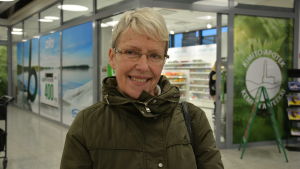 "Vi ska nu leva med det här och de gamla kommunerna kan inte förlora för mycket, utan vi måste tänka allt som en helhet", säger Gun-Maj Lundell. En glad kvinna med uterock på.