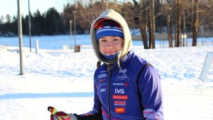 Ehrnrooth finslipar formen i hemmaspåren i Oitans. Rebecca Ehrnrooth i spåret.