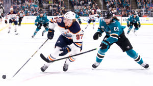 Connor McDavid och Erik Karlsson – två av NHL:s största stjärnor. Erik Karlsson försvarar mot Connor McDavid.