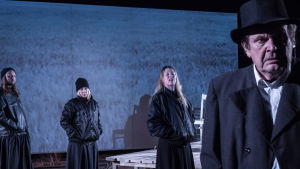 Mötet med Savolax. På bilden Pekko Käppi, Eeva Hakulinen, Elisa Piispanen och Heikki Kinnunen. Foto från Pakolaiset på Tammerfors teater.