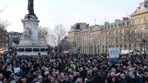 Franska demonstranter protesterar mot antisemitism i Paris. Demonstration mot antisemitism i Paris den 19 februari.