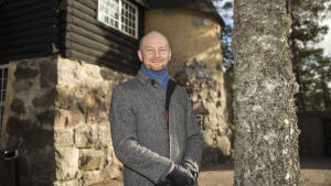Ordförande Sampo Terho säger att allt beredningsjobb som har gjorts kring vårdreformen inte borde kastas bort. Sampo Terho, kulttuuriministeri Hvitträskin pihalla