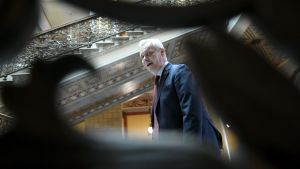 Antti Rinne anländer till dagens regeringsförhandlingar. Antti Rinne i en trappa under regeringsförhandlingarna den 17 maj.