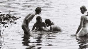 Woodstockin festivaalin yleisöä alasti uimassa vuonna 1969. Kuva dokumenttielokuvasta.